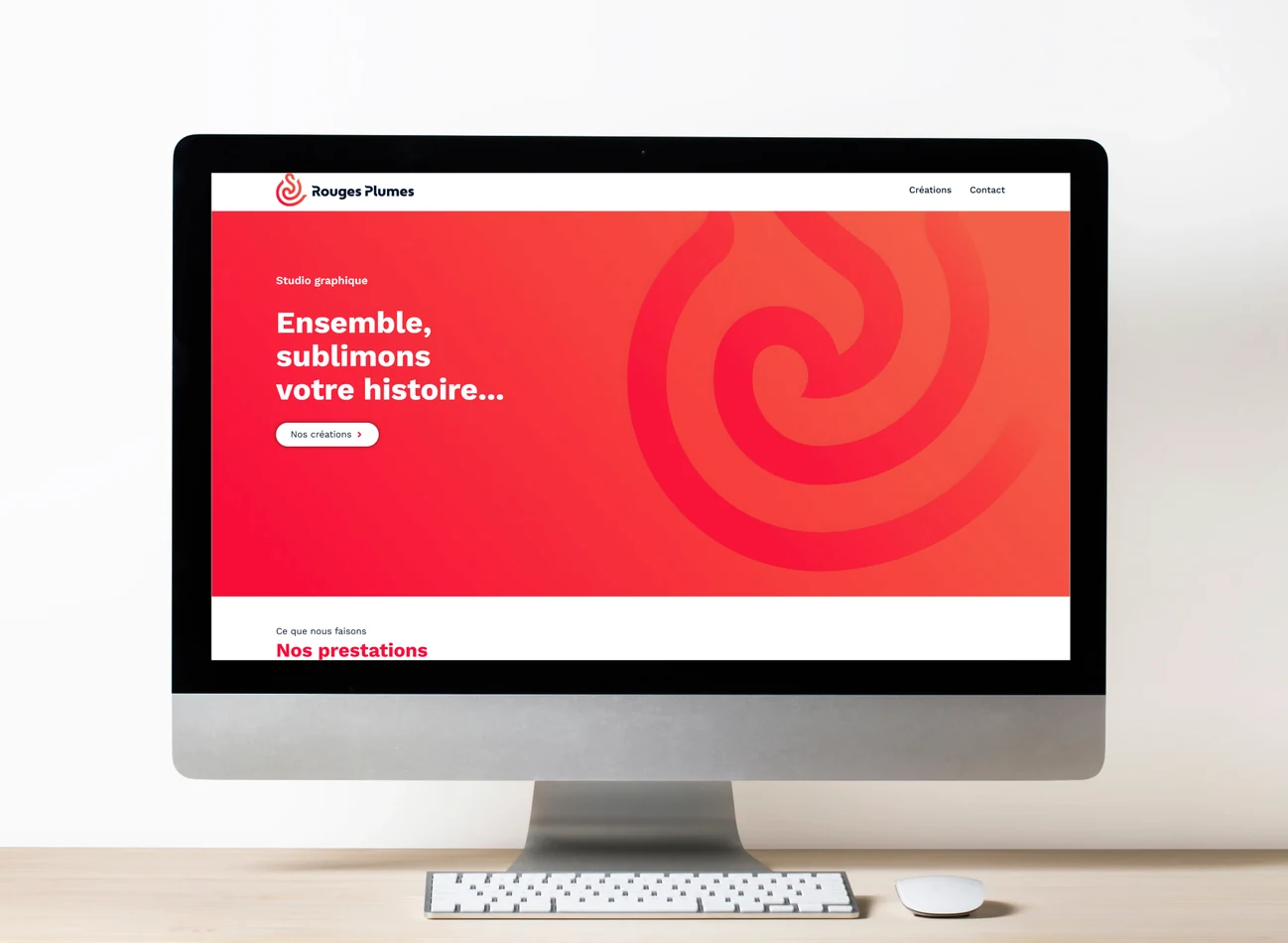 Site internet Rouges Plumes présenté sur un écran